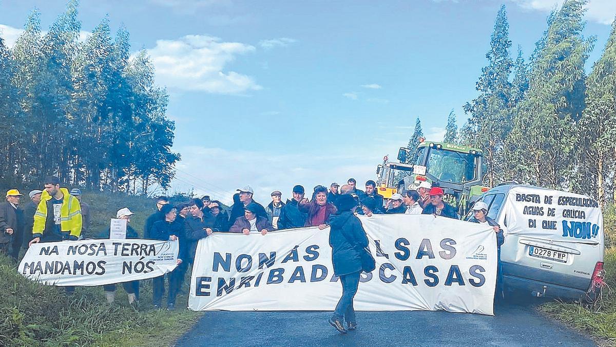 Vecinos de la parroquia brionesa de Cornanda concentrándose contra la balsa para la central de bombeo proyectada sobre el embalse