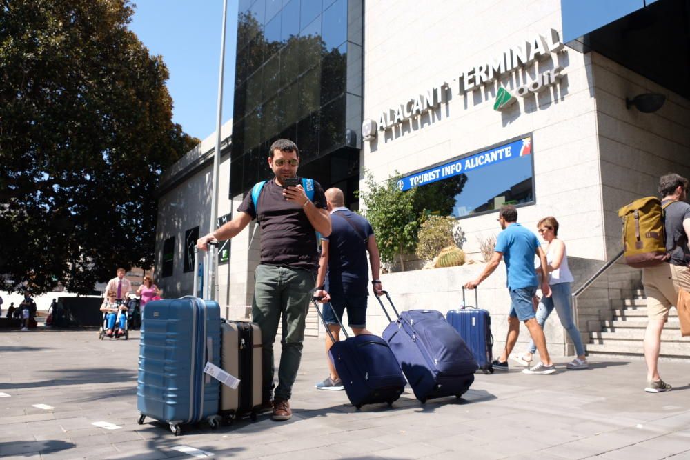La huelga indefinida continúa: turistas cargados de maletas sin taxi en Alicante.