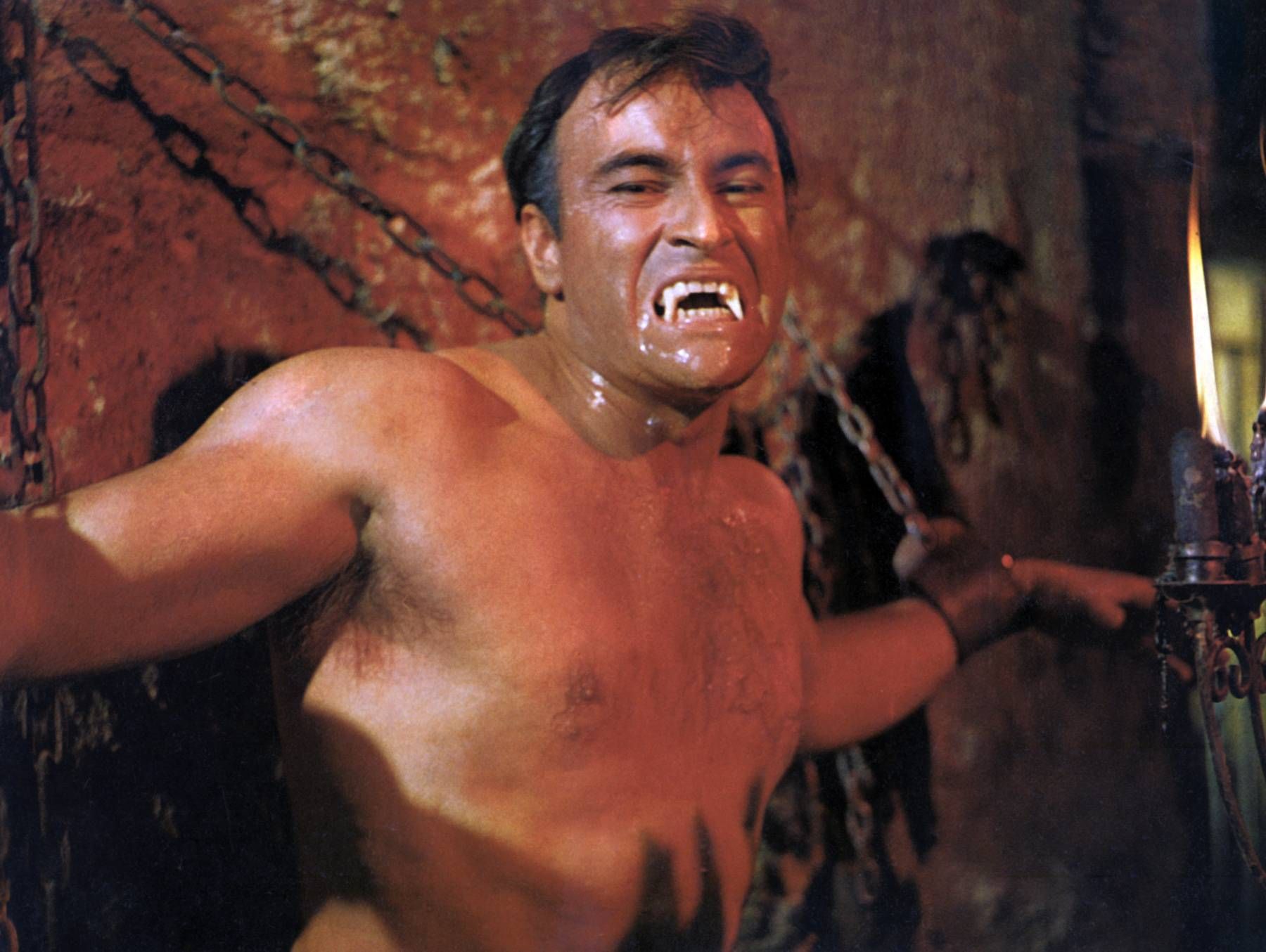 Paul Naschy, licántropo en plena transformación en  'La marca del Hombre Lobo' (1968).