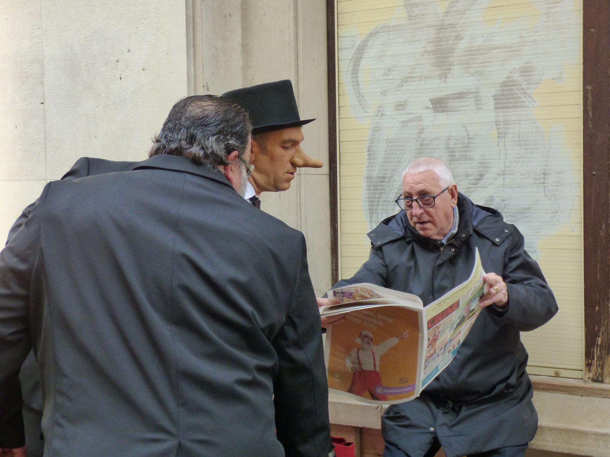 L'Home dels Nassos i els seus guardaespatlles es passegen per Figueres