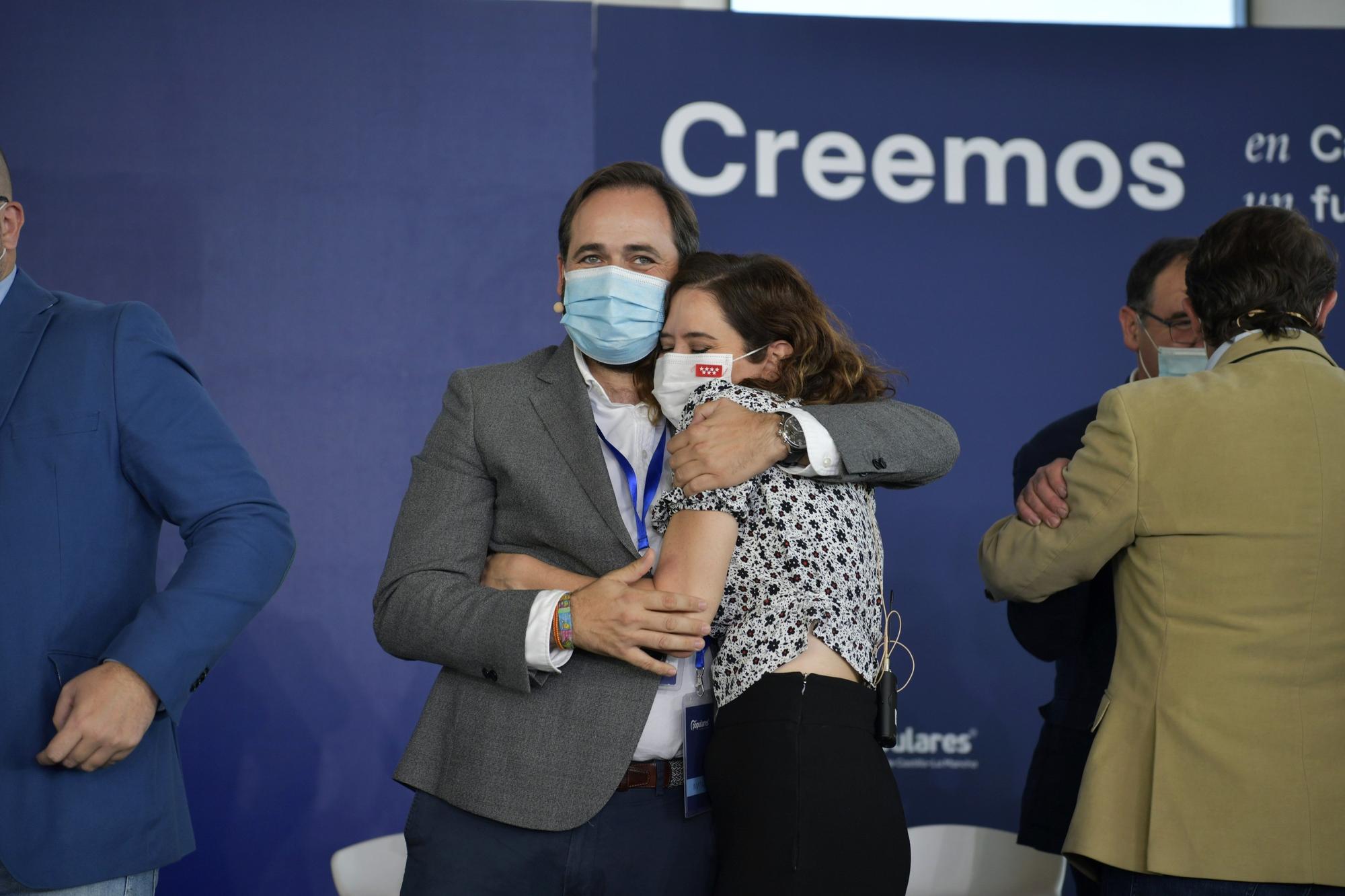 Isabel Díaz Ayuso abraza a Paco Núñez.