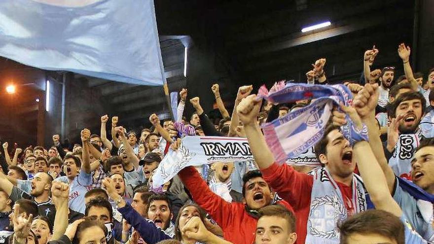 Aficionados del Celta, en la grada de Río. // Marta G.Brea