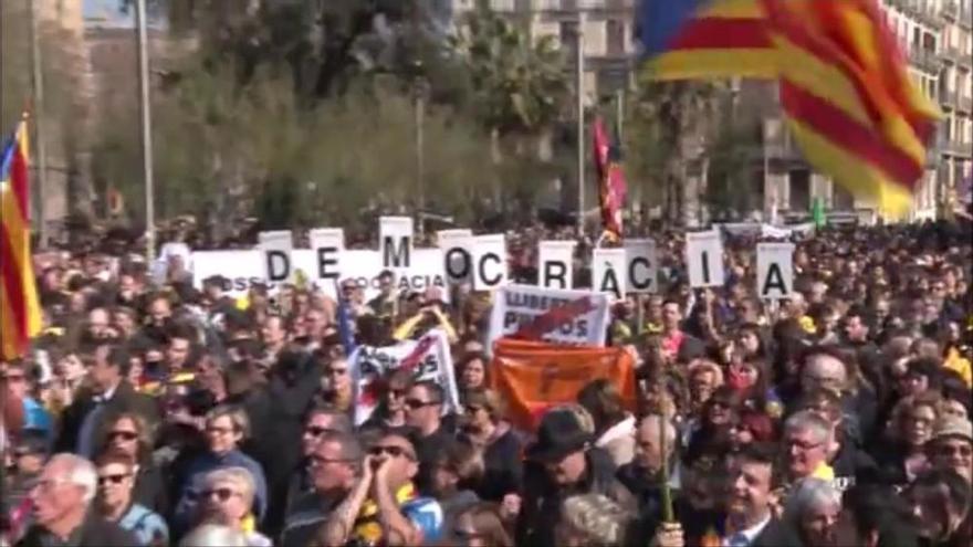 Vaga del 21-F: la concentració unitària de Barcelona omple la plaça Universitat