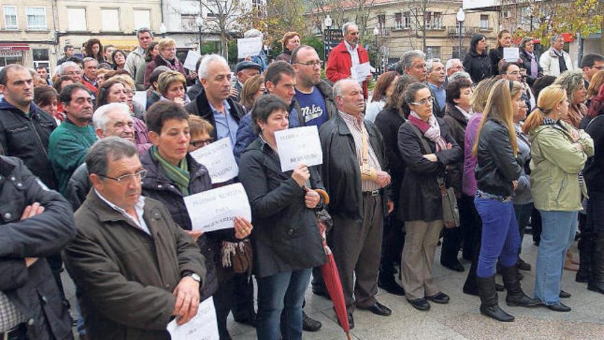 Doscientos familiares, amigos y vecinos exigieron justicia por el crimen de Bernardino Pousa el pasado 12 de noviembre; entre los asistentes estaban los dos detenidos.  // Iñaki Osorio