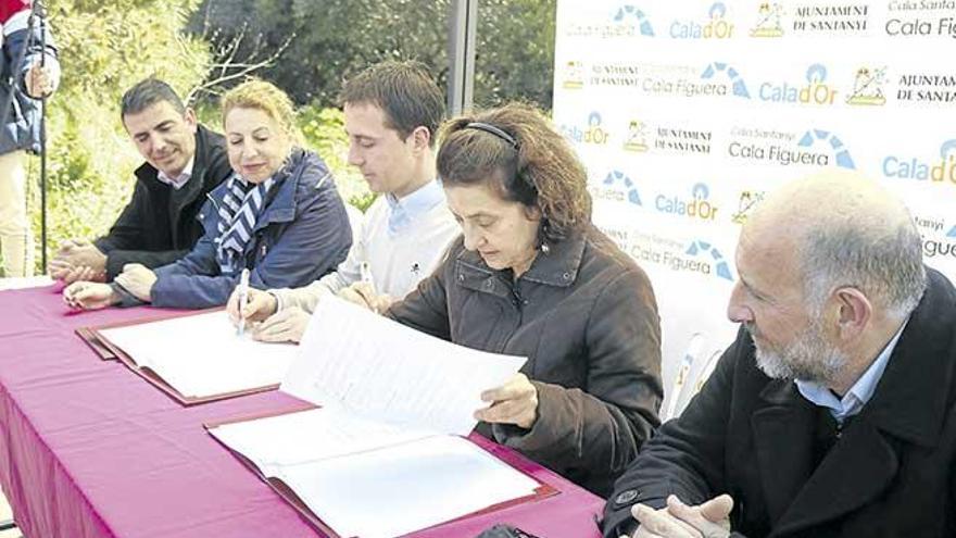 La consellera Fina Santiago y el alcalde de Santanyí firmaron el convenio.