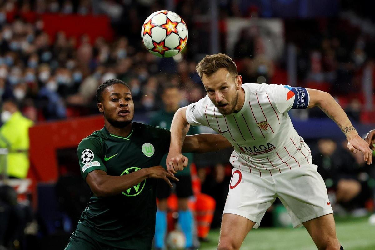 Rakitic juega el balón de cabeza en un momento del Sevilla-Wolfsburgo.