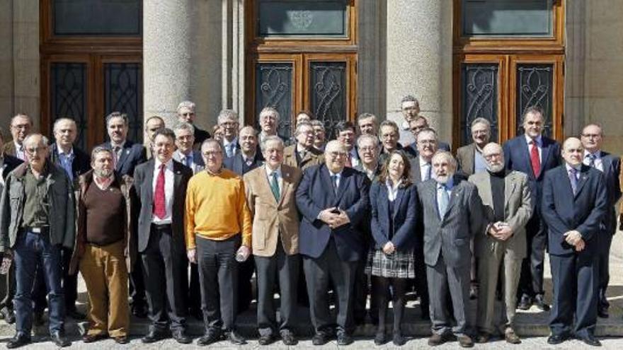 Foto de familia de los responsables de la escuela y de los profesores y trabajadores homenajeados, en la sede de Torrecedeira.  // Marta G. Brea