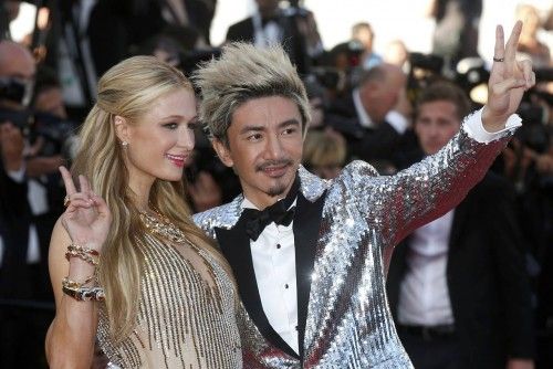 Paris Hilton, con un invitado en la alfombra roja de Cannes