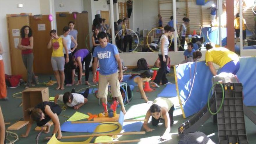 Los estudiantes realizan una sesión para niños con el movimiento como protagonista.