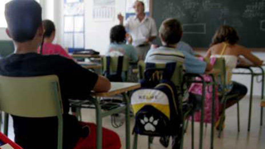 Alumnos y su maestro en una clase de Primaria de Benidorm.