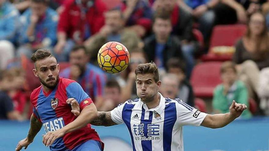 Íñigo Martínez pelea un balón con un jugador del Levante.