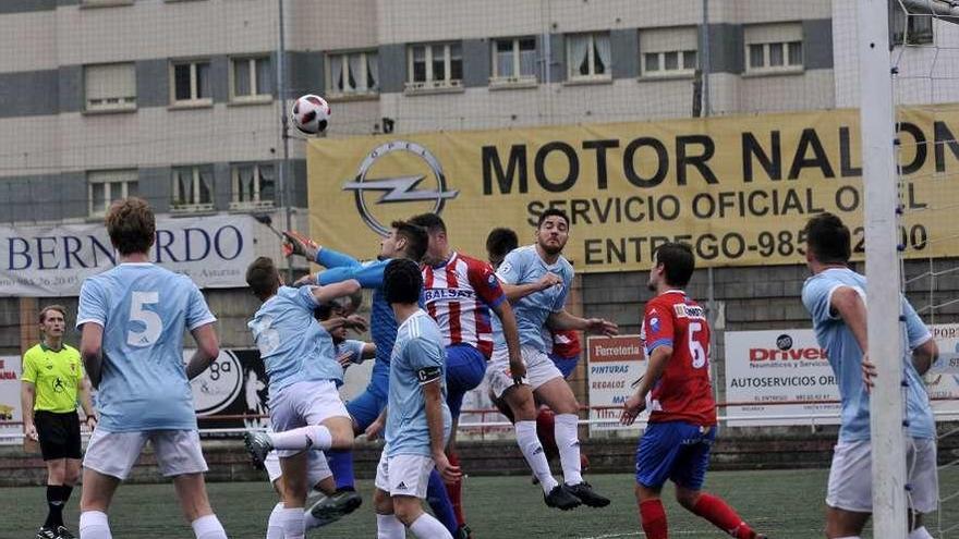 Nacho, portero del Ceares, despeja de puños en una ocasión de los entreguinos.