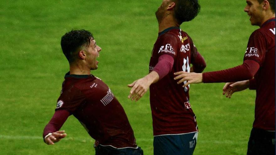 Álvaro Bustos (i) celebra un gol con Romay