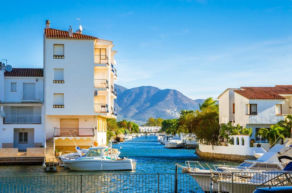 Empuriabrava cuenta con más de 25 kilómetros de canales navegables.