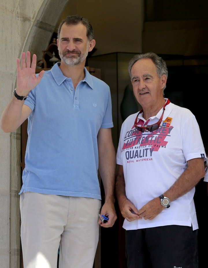 El rey Felipe a su llegada hoy al Club Naútico de Palma de Mallorca, para competir en la 34 Copa del Rey de Vela en aguas de la Bahía de Palma al mando de la embarcación "Aifos" de la Armada Española.