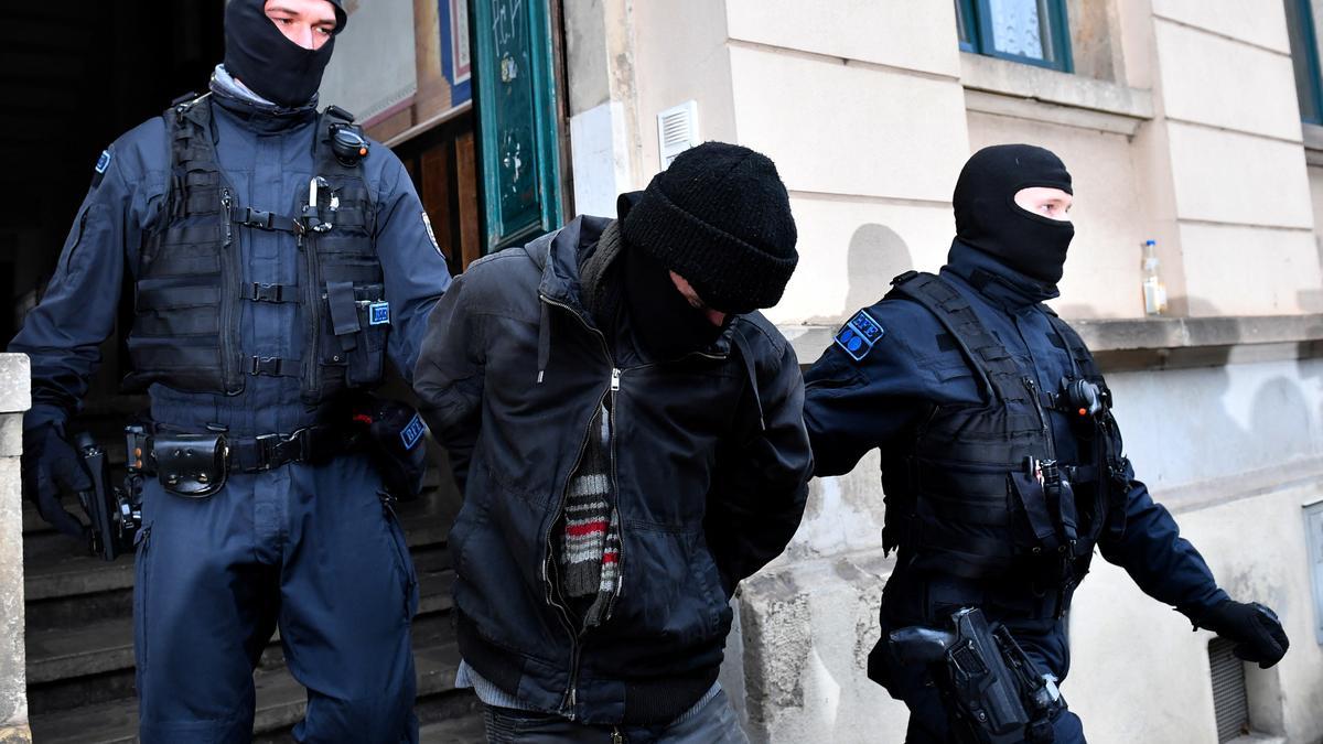 Un detenido en la operación de la policía alemana contra un grupo antivacunas por amenazar de muerte al primer ministro de Sajonia, Michael Kretschmer, este miércoles en Dresde.