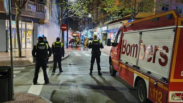 Desalojan la primera planta de un edificio de Calp por un incendio de contenedores