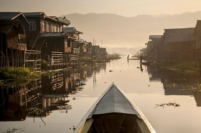 Aldea flotante en las orillas del lago Inle, uno de los lugares más fascinantes de Asia