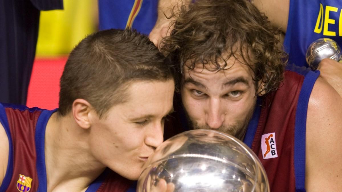 Roger Grimau y Jaka Lakovic, besando el título de la ACB