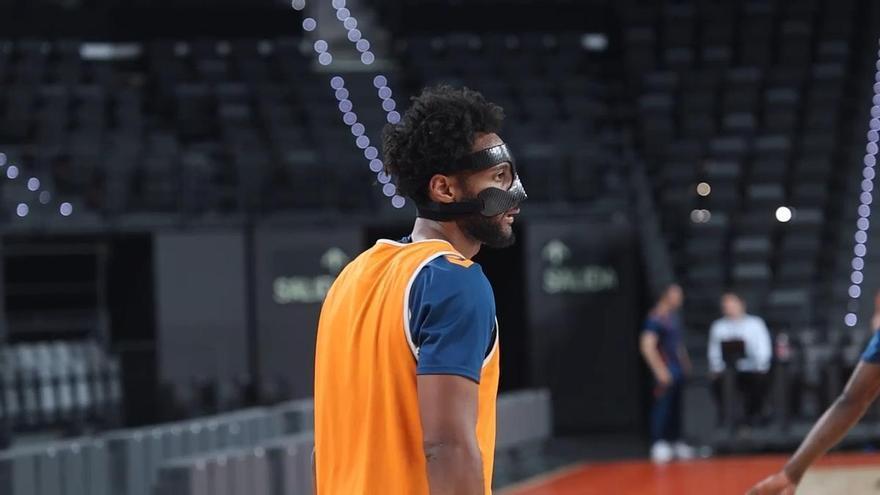 Braxton Key entrena con máscara
