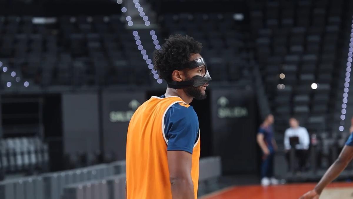 Braxton Key entrena con máscara