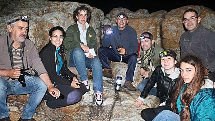 Voluntarios do Grupo Naturalista Hábitat, na xornada de anelamento, cun dos paíños.