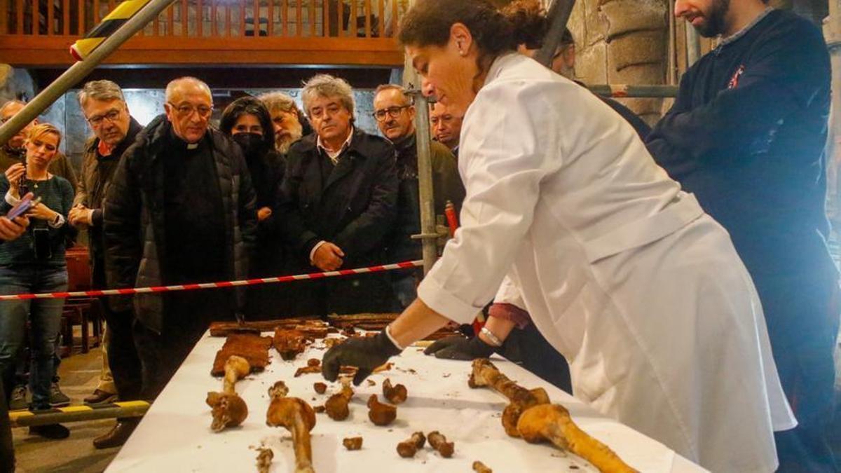 Exhumación de Juan Mariño de Sotomayor, en la Iglesia de Sobrán de Vilaxoán, en busca de ADN de Colón.