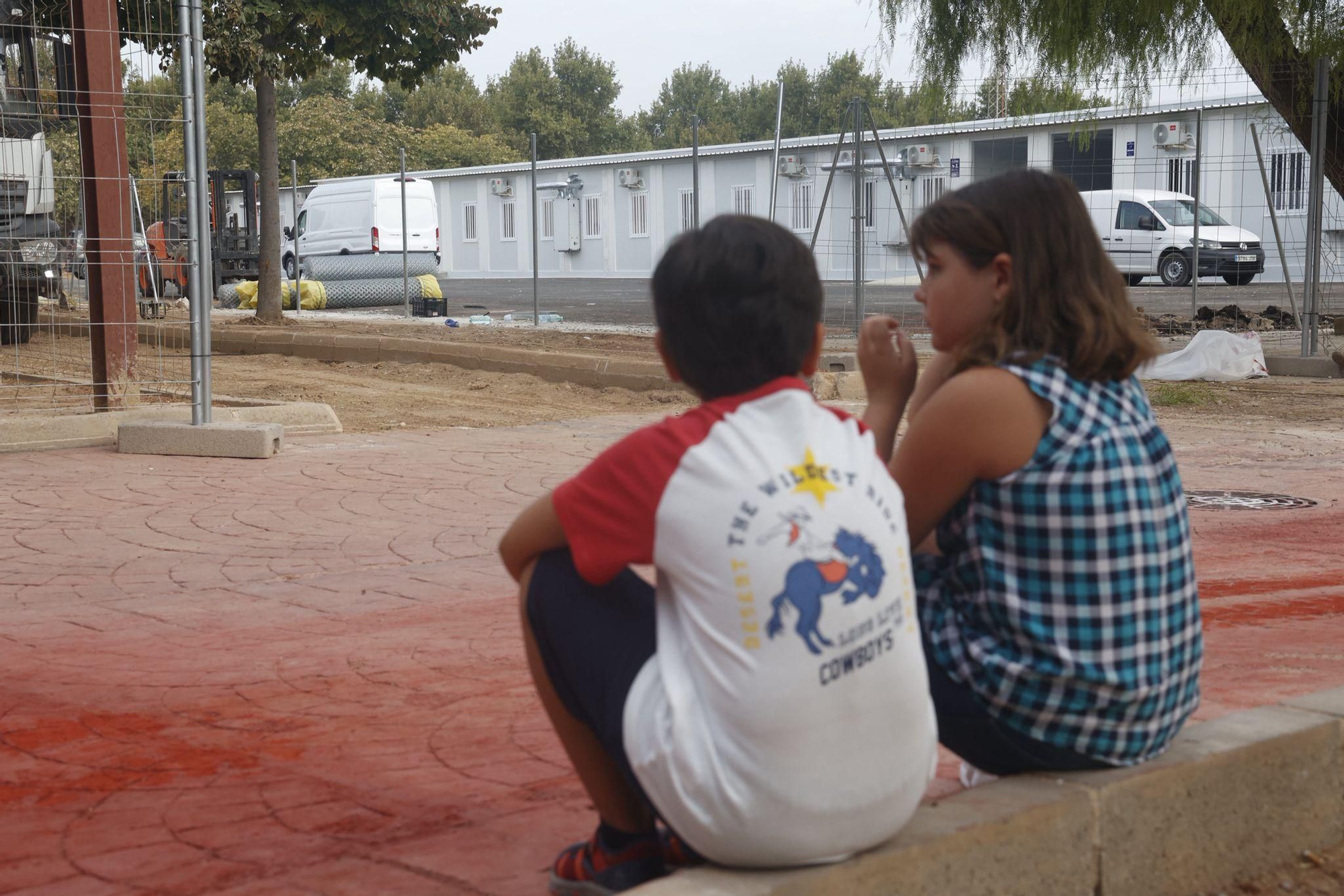 Vuelta al colegio en Massanassa con protestas de las AMPA y operarios aún trabajando