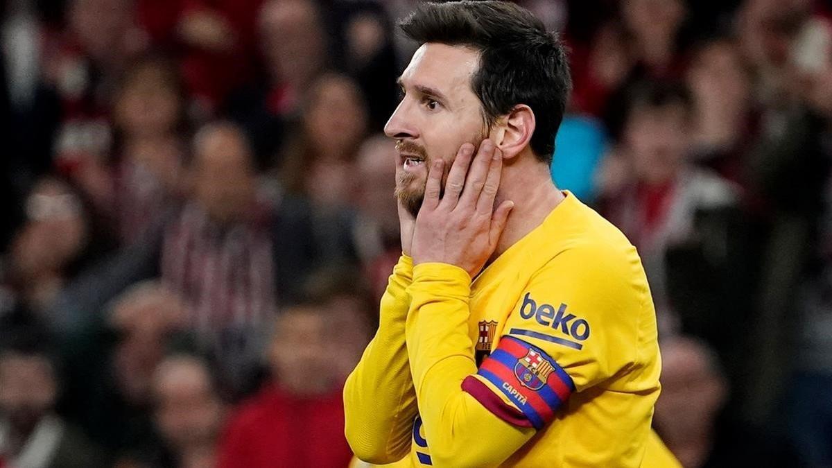 Lionel Messi, deprimido, en los últimos minutos de San Mamés.