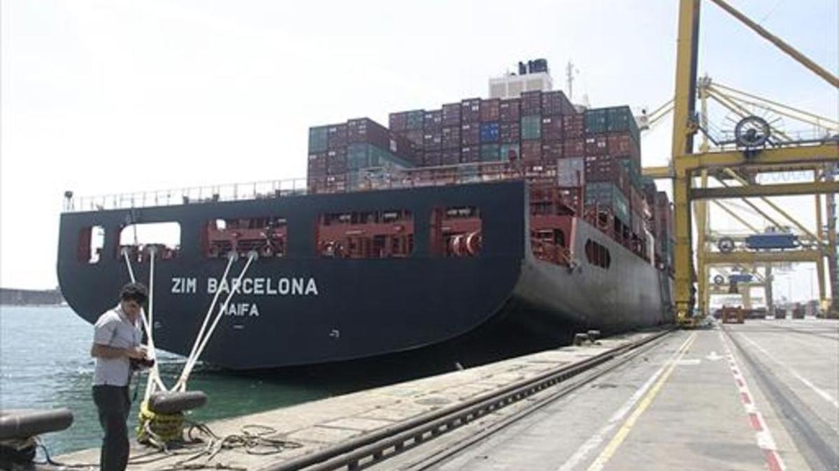 Un carguero en el Puerto de Barcelona.