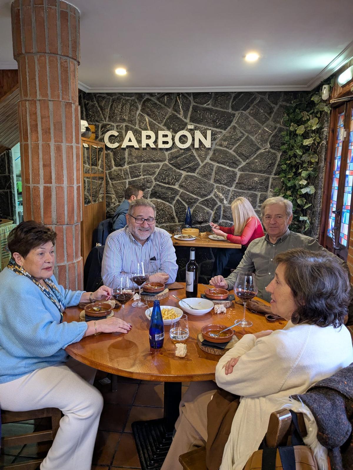 Comensales en un establecimiento de Noreña