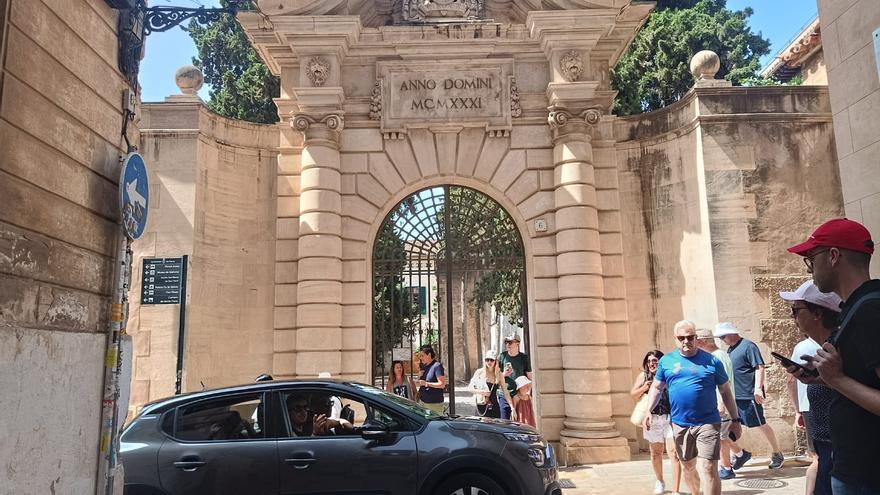 Un coche de alquiler irrumpe en una zona ACIRE del centro histórico de Palma