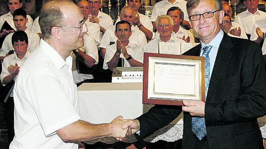Jesús Menéndez -derecha- recibe el «Manín de honor» de manos de Faustino Martínez.
