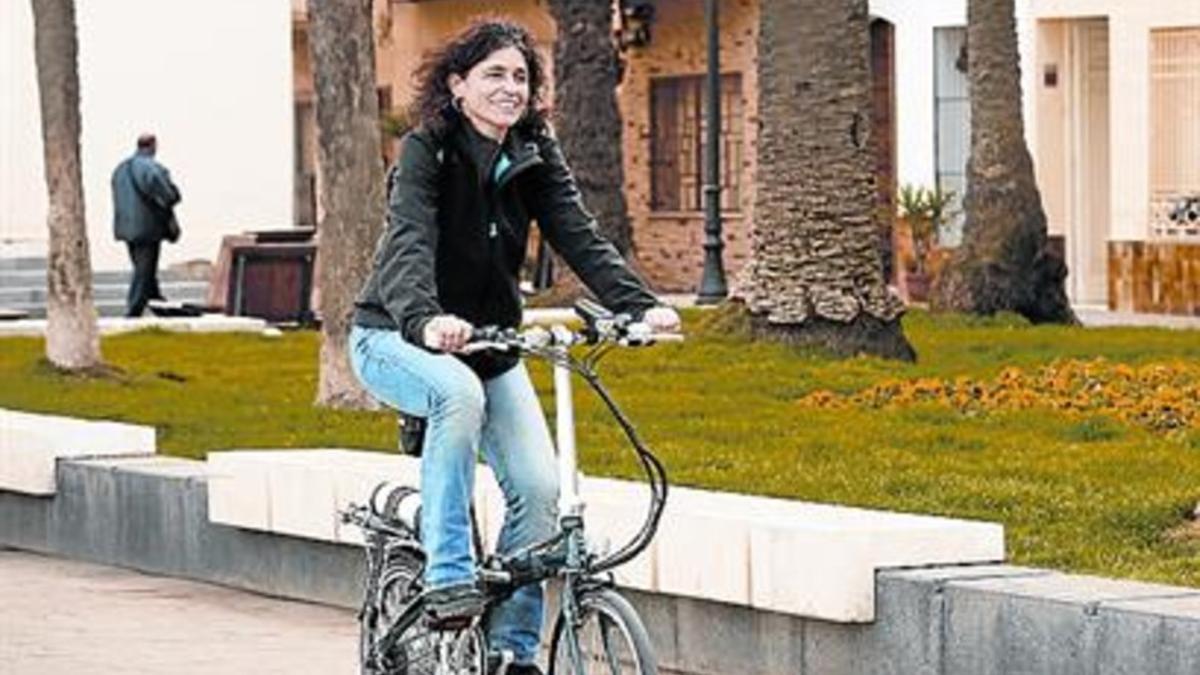 De casa al despacho. Boix se mueve cada día con su bicicleta subvencionada.