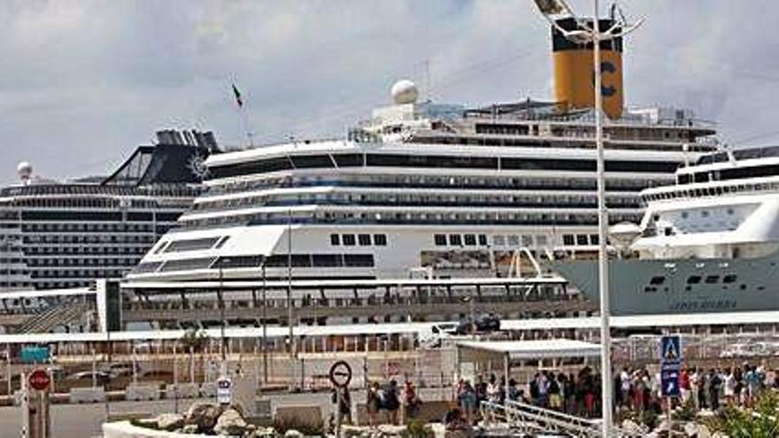 Cruceros amarrados en el puerto de Ibiza.