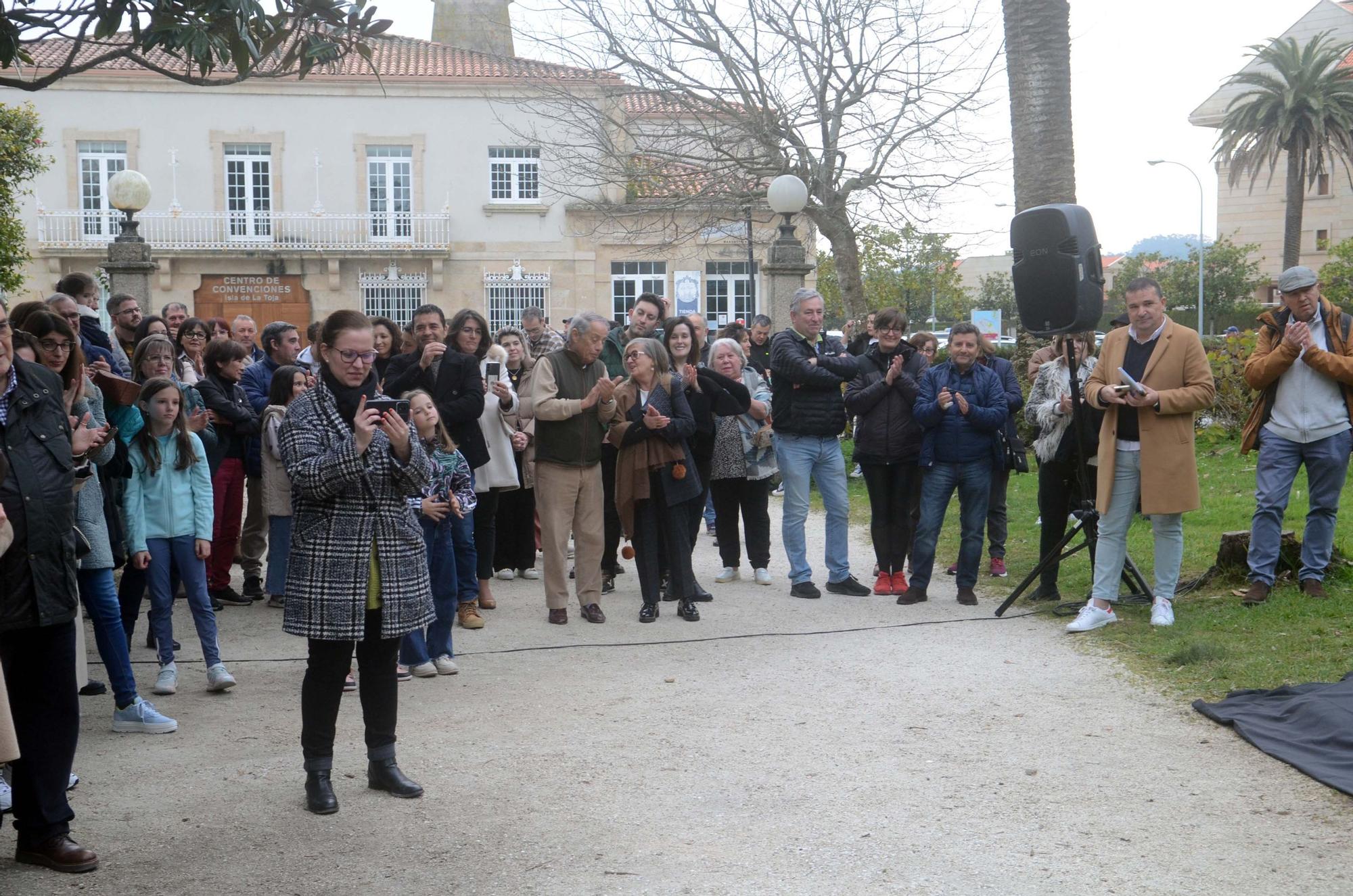 Así fue la inauguración de la escultura que recuerda al burro que descubrió las aguas termales de A Toxa.