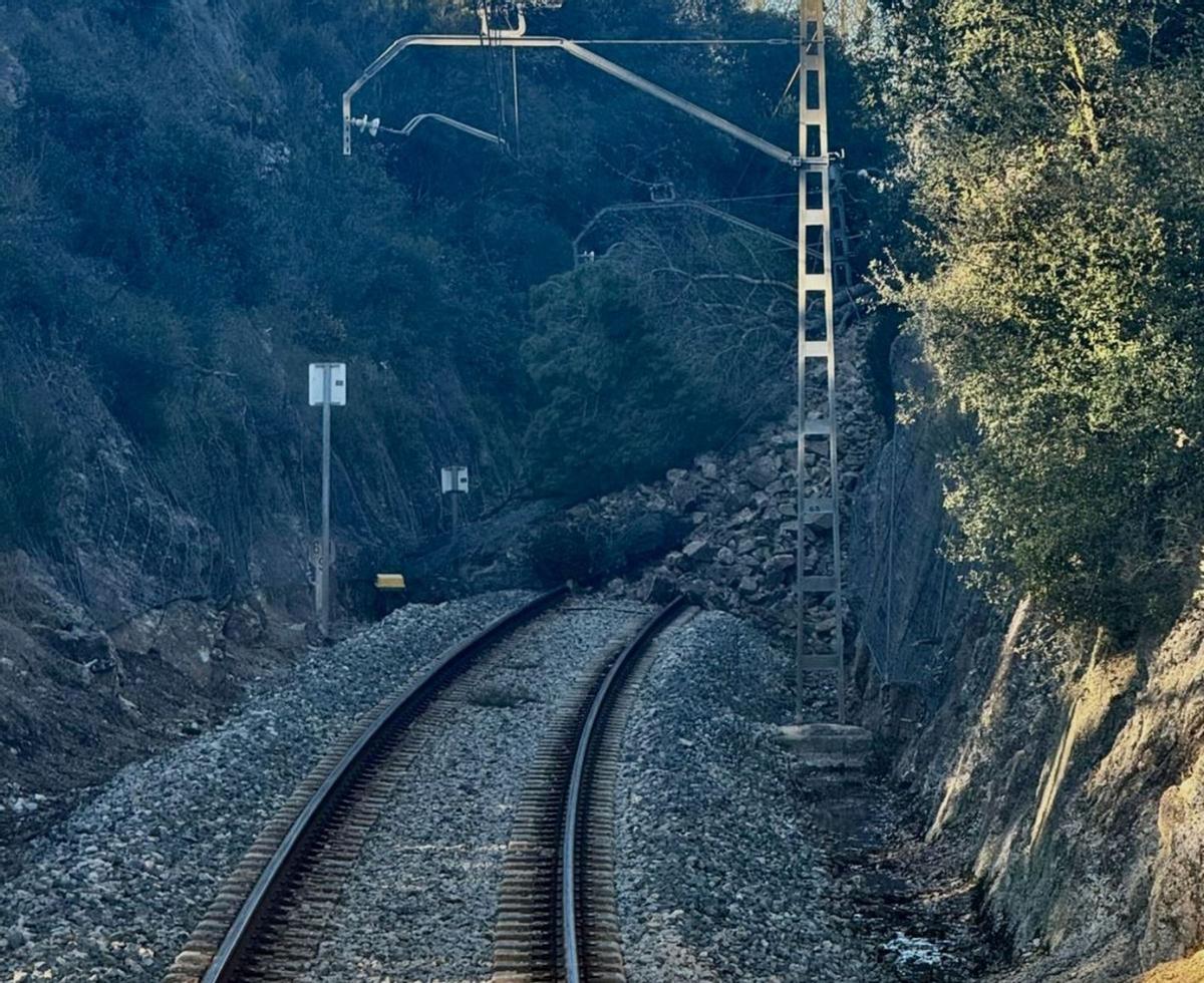 Rodalies torna a mig gas i amb un altre despreniment que reobre la crisi