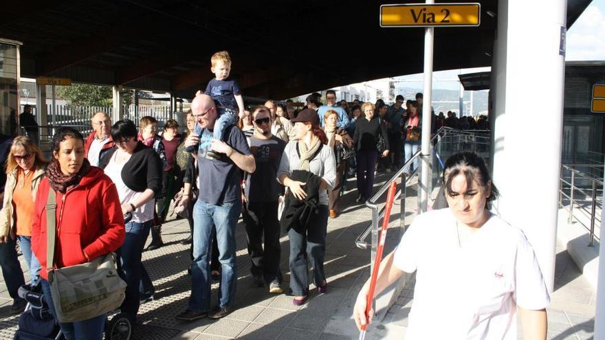 Usuarios llegan a la estación de Inca una pasada jornada del Dijous Bo.