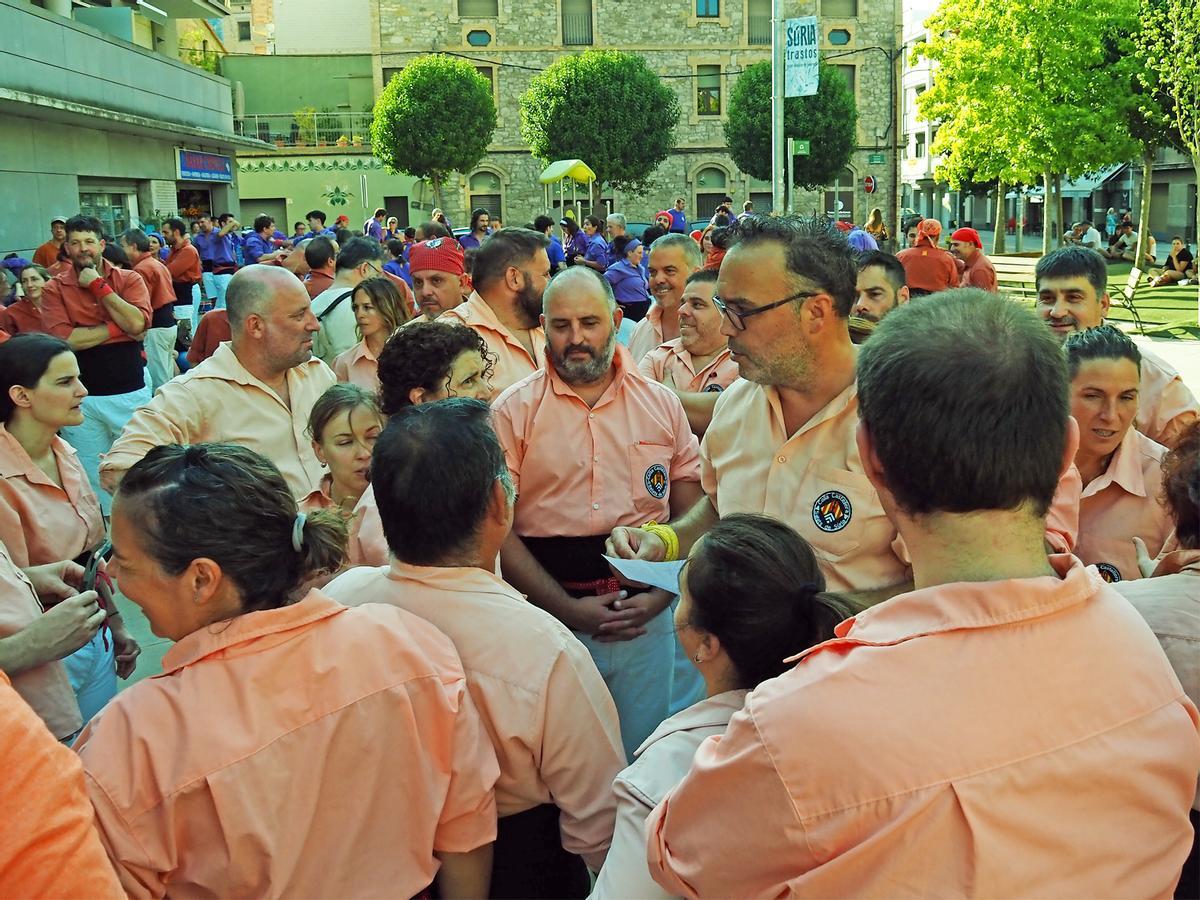 Preparació d'un castell de la Colla Castellera Salats de Súria durant la Trobada Castellera de la Festa Major, a la plaça de la Serradora, dins de la Festa Major de Súria