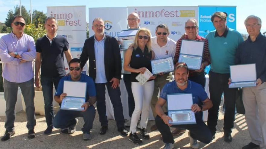 Participantes en el trofeo posan con sus galardones.