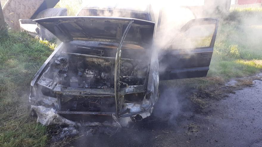 Arde un coche que circulaba por el lugar de Duio, en Fisterra