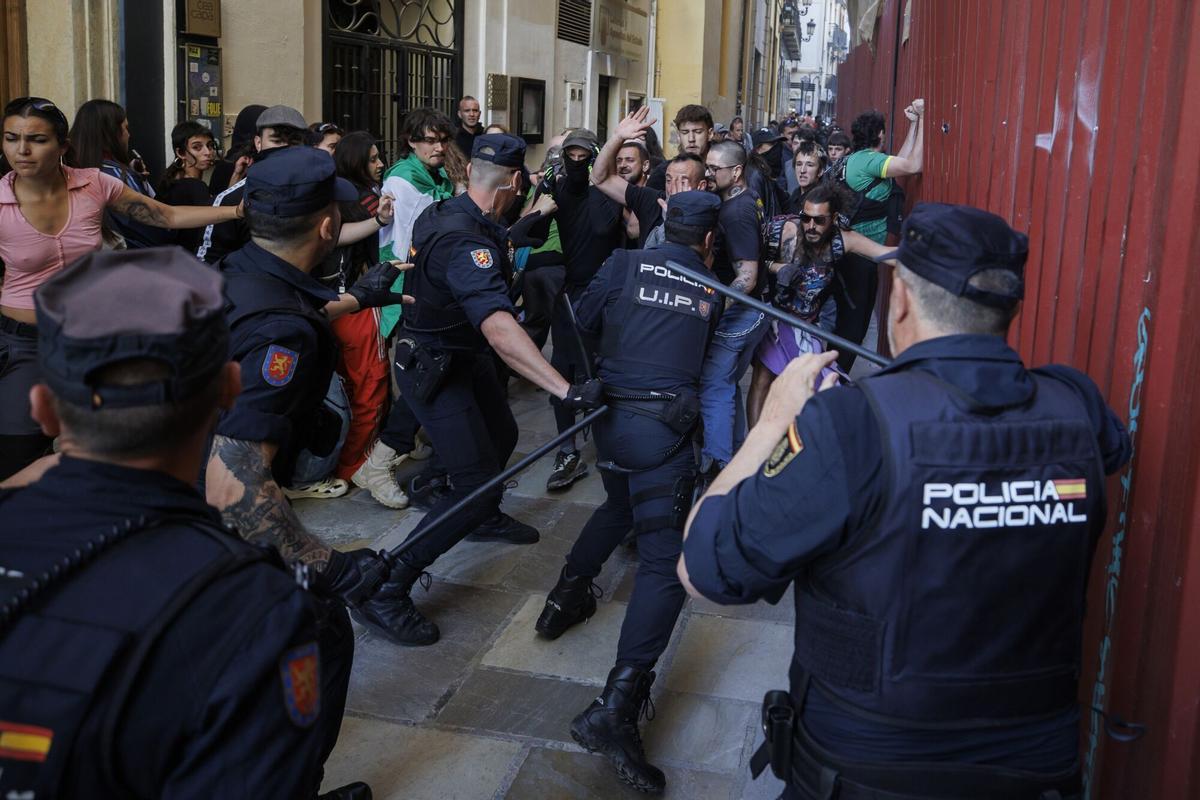 16/04/2026 Altercados al comienzo del mitin de Vox en la granadina Plaza de las Pasiegas. A 16 de abril de 2026 en Granada, Andalucía (España). El presidente nacional de Vox, Santiago Abascal, ha llegado esta tarde a la capital granadina para respaldar al candidato de Vox a la Presidencia de la Junta, Manuel Gavira, en un mitin celebrado en la Plaza de las Pasiegas. El acto busca fortalecer la candidatura de Vox de cara a las elecciones autonómicas del próximo 17 de mayo. SOCIEDAD Álex Cámara - Europa Press