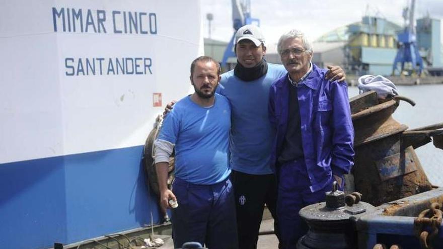 Tres miembros de la tripulación del &#039;Mimar Cinco&#039;, que recoge estos días restos del &#039;Mar Egeo&#039;. carlos pardellas