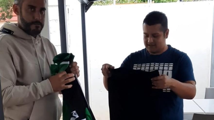 Albano Caballero, impulsor de la rifa solidaria, entrega el chándal del club de fútbol Atlético Paso