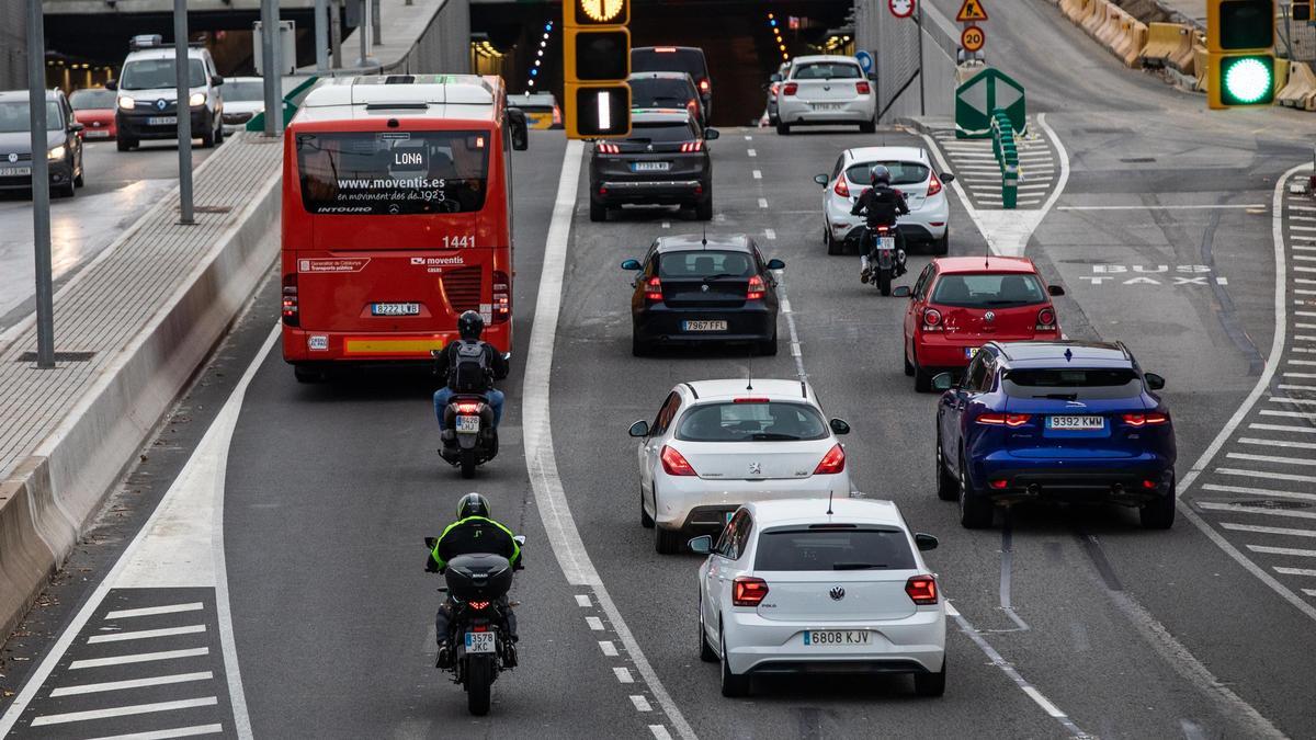 Motos circulando por el carril bus de la C-31, antes del túnel de Glòries en dirección Barcelona