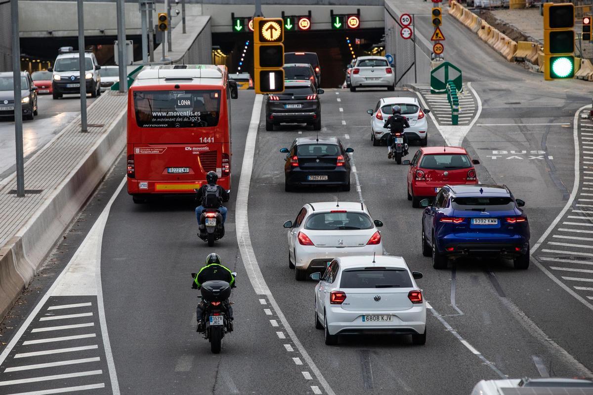 Motos circulando por el carril bus de la C-31, antes del túnel de Glòries en dirección Barcelona