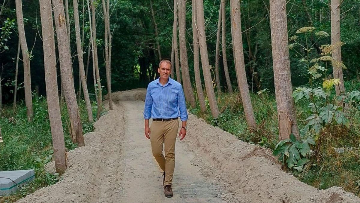 El alcalde de Tui, Enrique Cabaleiro, camina por la nueva senda en construcción.