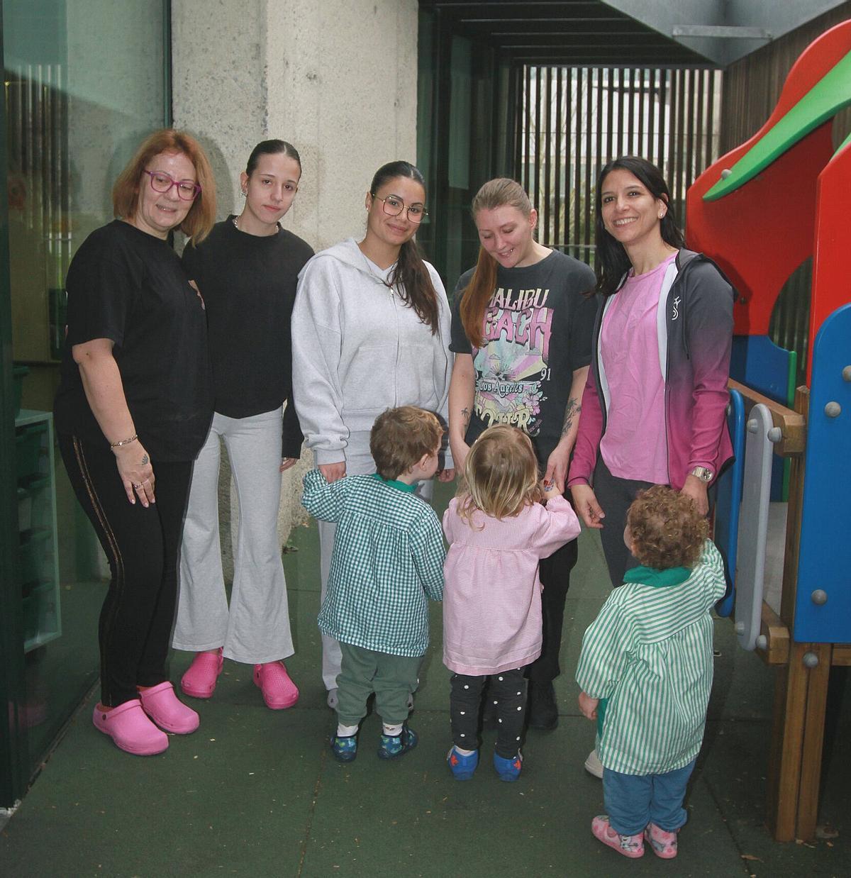 Un parque infantil en un espacio de la escuela, anexo al aula.