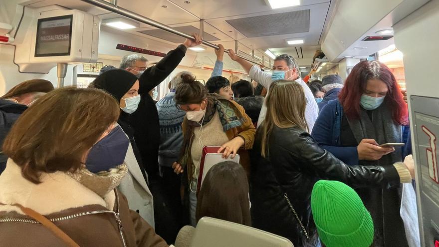 El boom por el abono gratuito de Cercanías abarrota los trenes entre València y Castelló