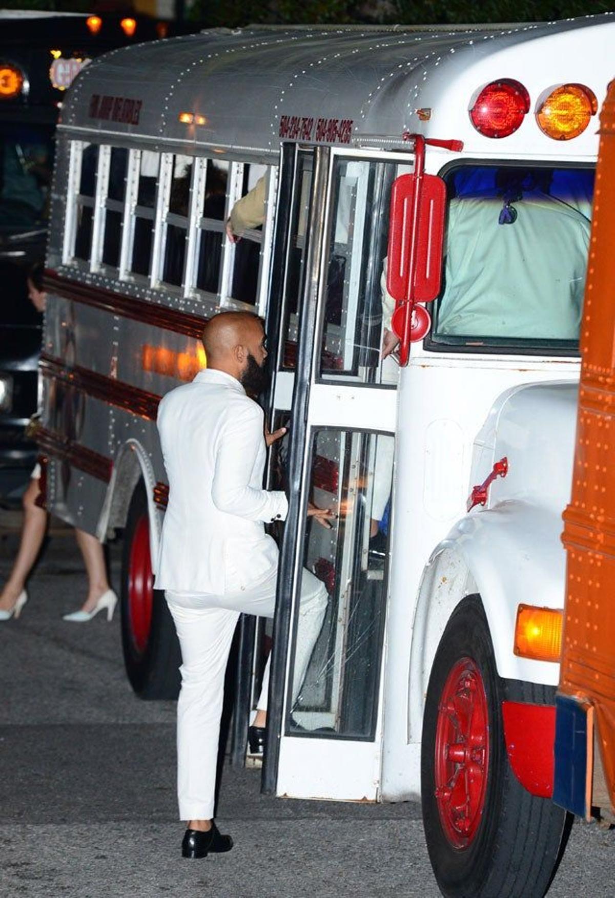 Alan Ferguson, el novio se sube en uno de los abarrotados buses contratados para continuar la celebración